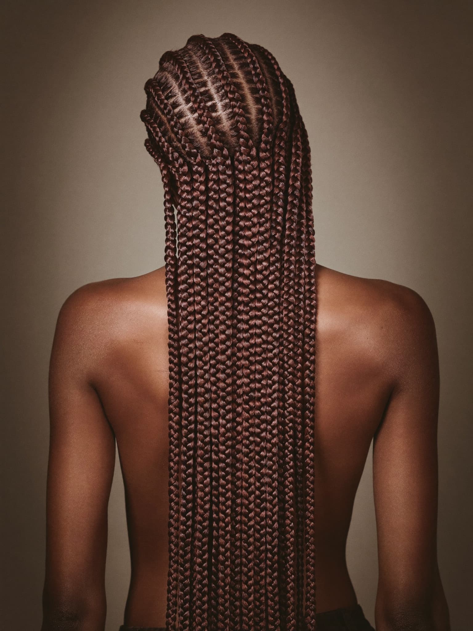 Tresses cornrows géométriques vues de dos, le travail d’une pro Ora