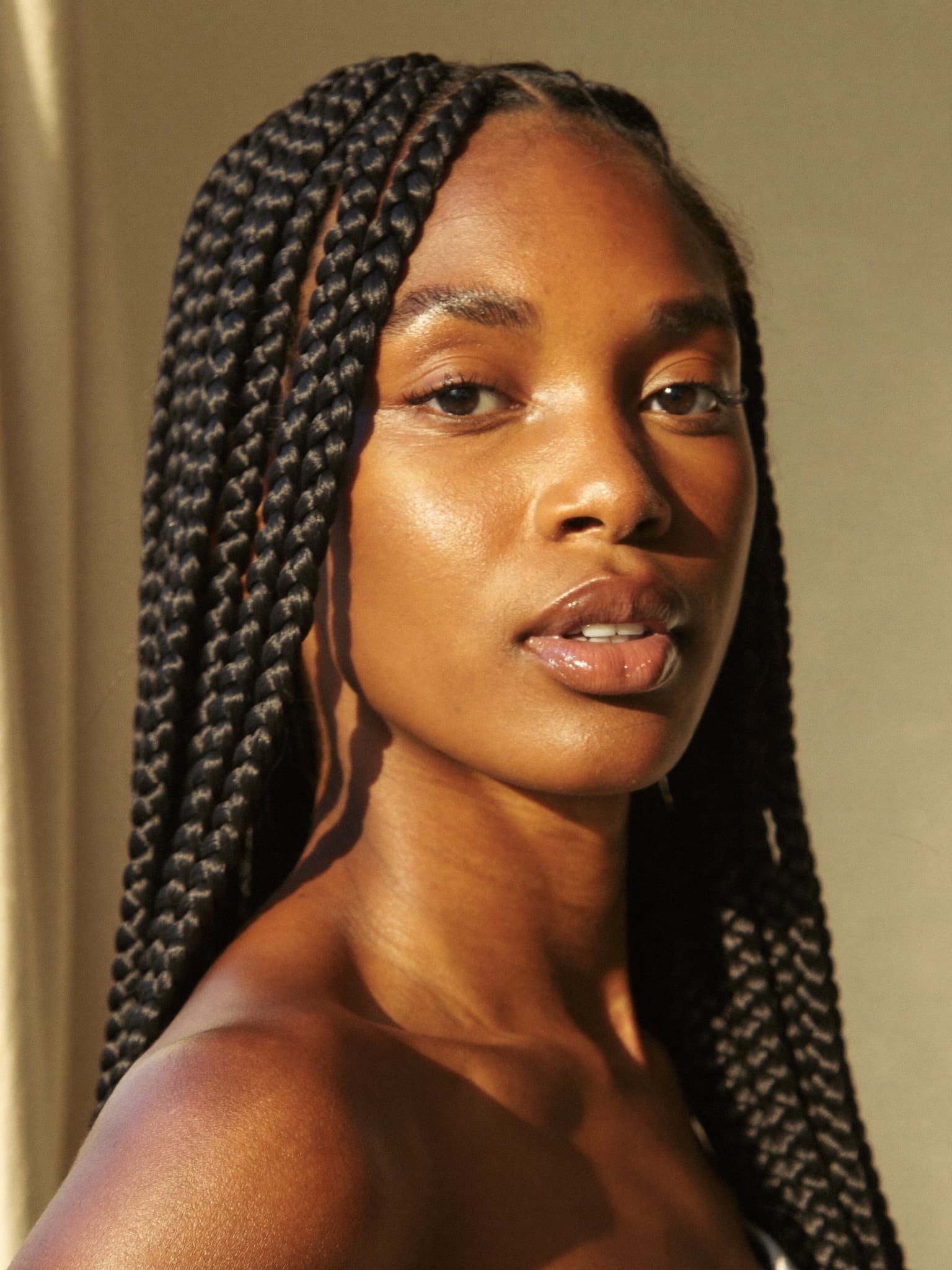 Femme aux tresses, peau éclatante, le travail d’une pro Ora